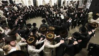 Hakafot Sheniot with Lelover Rebbe in Bet Shemesh | הקפות שניות בחצרו של הרבי מלעלוב