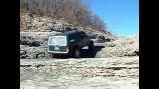 preview picture of video 'Jeep Cherokee climbing the lower portion of Little Blue at Disney, OK'