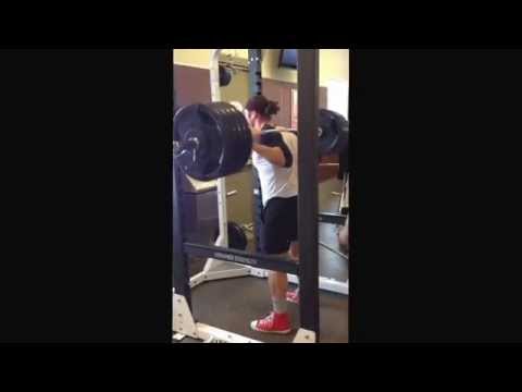 18 year old raw 500lbs squat for 5 reps