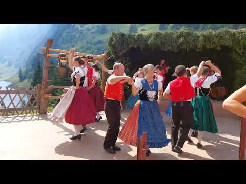 Appenzeller Tänzer und Tänzerinnen und Musikfamilie Dobler