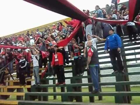 "la banda de douglas  en varela con los pibes del tano ..somos el pueblo fogoneroâ™ªâ™ªâ™«â™«" Barra: Los Fogoneros • Club: Douglas Haig