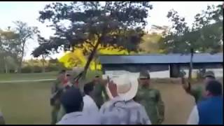 VIDEO: Campesinos retienen a militares y policías por culpa del súperdelegado de AMLO, hermano de la titular de la Función Pública