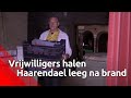 Vrijwilligers halen na grote  brand overgebleven spullen uit landgoed Haarendael