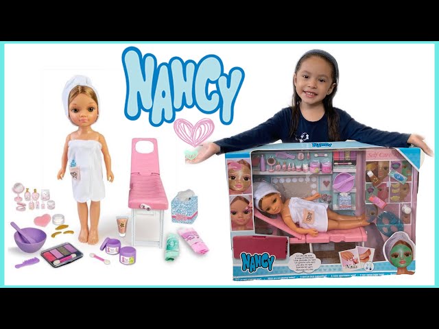 Vídeo relacionado con Nancy - Un día de SPA, muñeca con Toalla y Tumbona de SPA, Set para Hacer mascarillas, Maquillaje de Purpurina y Accesorios de Belleza, para niñas y niños a Partir de 3 años, Famosa, (NAC37000)