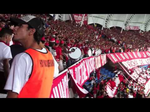 "La orquesta escarlata ingresa a la popular - Barón Rojo Sur - L.H.D.L.C - América vs Alianza" Barra: Baron Rojo Sur • Club: América de Cáli