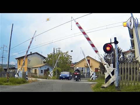 Passaggio a livello Acqui Terme (AL) Via Santa Caterina treno in transito # railroad crossing