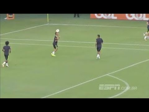 Neymar e Gabriel Jesus atravessam o campo fazendo embaixadinhas um com o outro