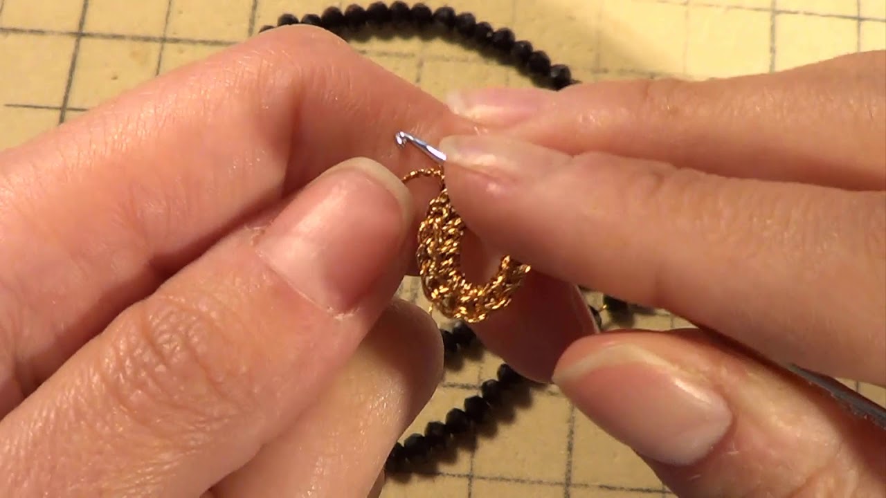 COLLANA MEZZO FIORE ALL'UNCINETTO