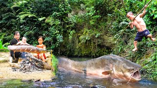 How to Catch Fish and Hunting Giant Catfish in the Wild - Dwarf Family Never Grill a Fish This Big