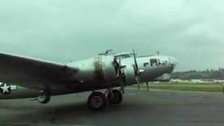 preview picture of video 'B-17 Engine start'