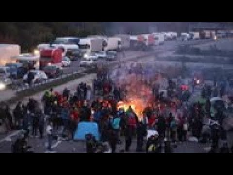 Catalan protesters block highway in Girona