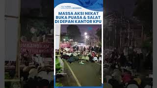 Demonstran Gelar Buka Puasa-Salat Maghrib di Depan Kantor KPU di Sela-sela Aksi Tolak Pemilu Curang