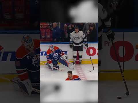 Вратарь украл шайбу у соперника!