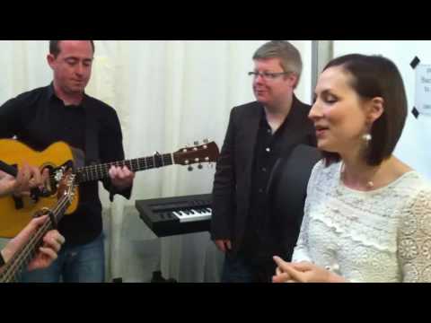 Thumbnail for Julie Fowlis - Oganaich Uir a Rinn M'Fhagail (backstage at Sidmouth Folk Week 2010) by Julie Fowlis