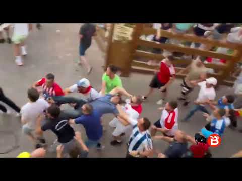The bull of Alba is caught on La Rúa de Benavente Street.