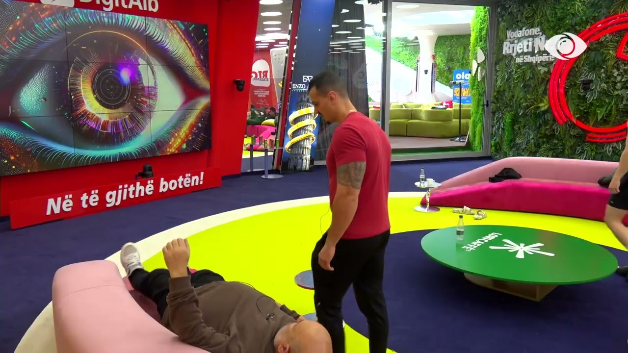 Iliri tenton të bëjë ushtrime në living