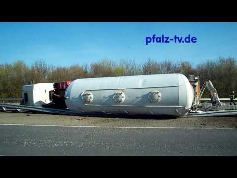 LKW auf der B9 am Kreuz Rheingönnheim umgekippt !