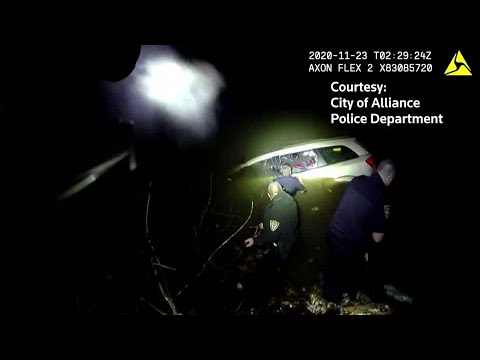 沈没する車に閉じ込められた女性の劇的な救助 (Dramatic rescue of woman trapped in sinking car)