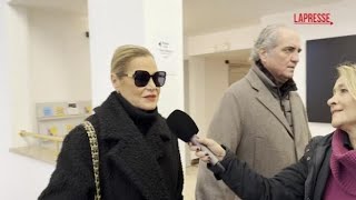 Simona Ventura alla camera ardente per Ornella Vanoni: «Era unica, mi mancherà»