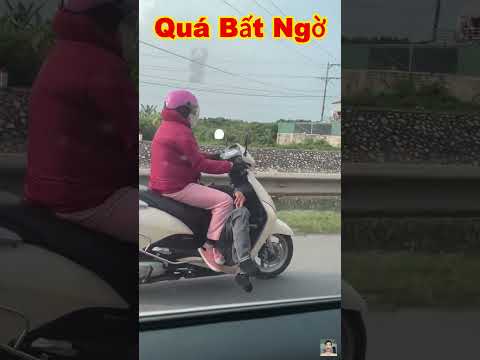 Trời ơi người phụ nữ chạy xe trên đường quá bất ngờ #shorts