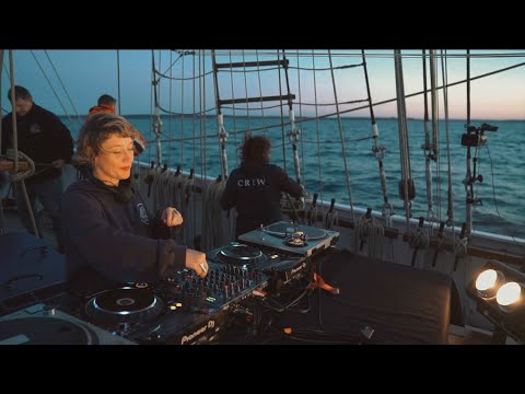 Milou | Más Amor Por Favor | Into the Blue (Germany)