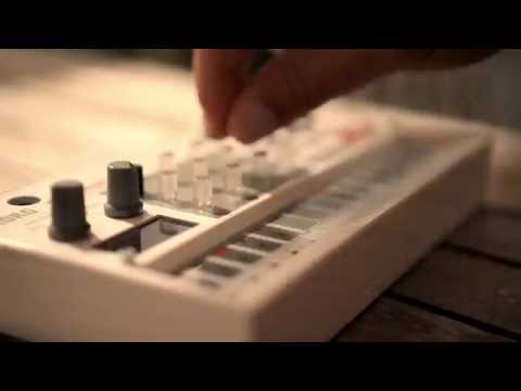 Sampling in the garden with the RODE i-XY and Korg Volca Sample  (Riamiwo StudioVlog 1)