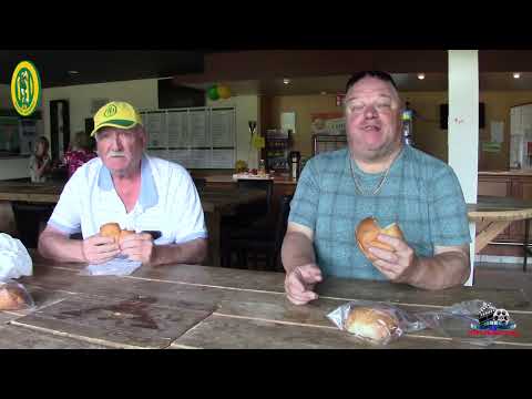 Traditionele broodje haring eten tijdens familiedagen Harkema Opeinde