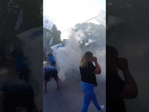 "Hinchada... Gimnasia de jujuy en Córdoba |cachivache (lobo sur)" Barra: La Banda de la Flaca • Club: Gimnasia y Esgrima Jujuy