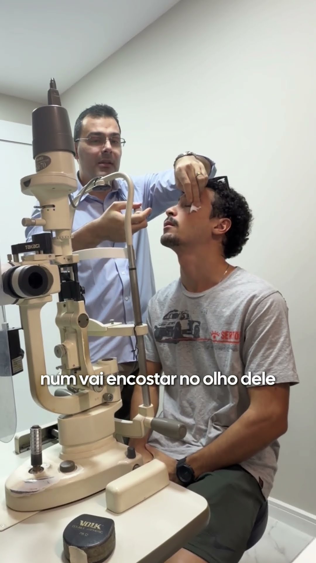 Dr. Vitor retira a lente terapêutica de proteção após cirurgia refrativa