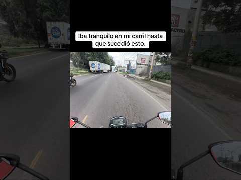 Camión temerario cierra el paso a bikers en la calle.