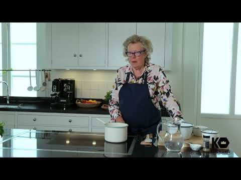 Birgitta Rasmusson utmanar emaljen med värstingarna och lagar en morotssoppa á la lyx