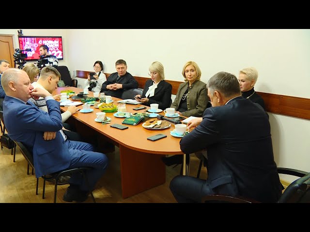 За круглым столом и в неформальной обстановке