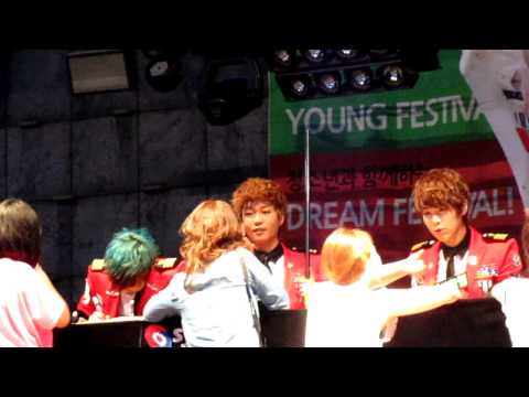 120729 LedApple Daejeon Fansign - Hyoseok's Trident