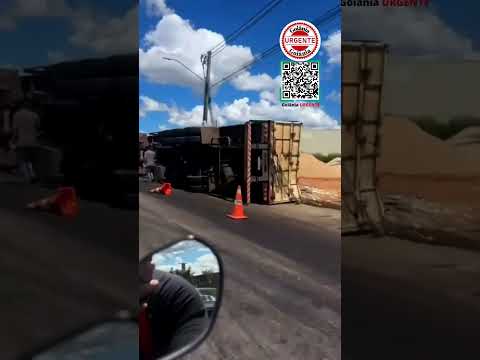Carreta tomba em rotatória e trava trânsito no anel viário de Aparecida de Goiânia