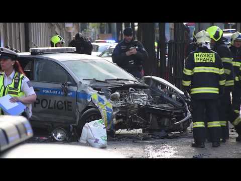 NEHODA POLICEJNÍHO VOZU V CENTRU PRAHY