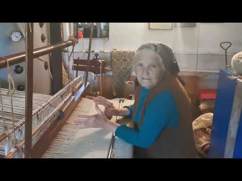 Monitorul de Făgăraş: Maria Greavu din Lisa,  de 81 ani, la războiul de ţesut