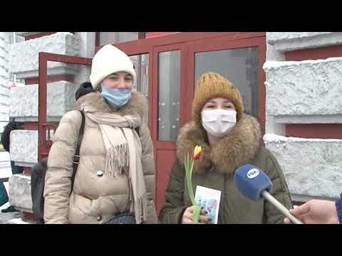 Курские полицейские поздравили пассажирок Ж\д вокзала с 8 марта