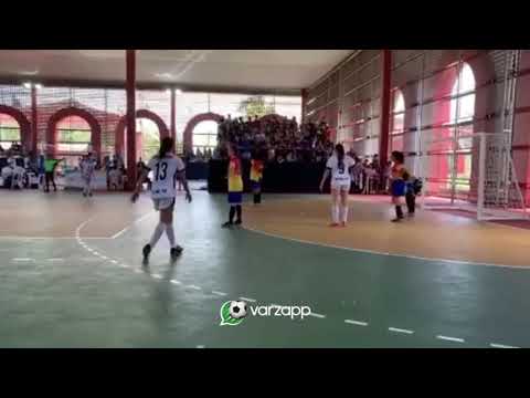 GOLAÇO DA JOGADEIRA NA ESCOLA