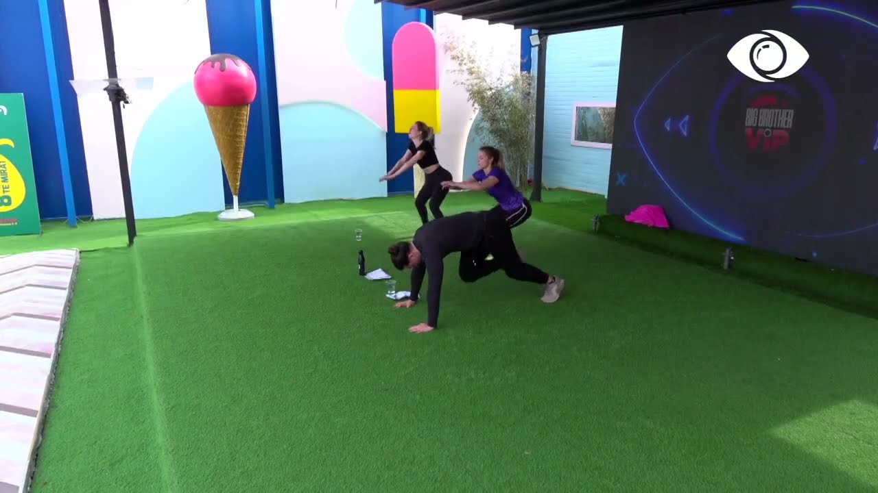 Keisi, Nita dhe Gerti stërviten në oborr