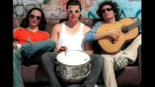 Estoy sentado en mi cama + sandías de cartón (maqueta)- los delinquentes