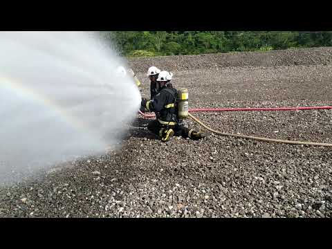 Treinamento de combate a incêndio, com uso  da roupa de aproximação, e o silindro de PA