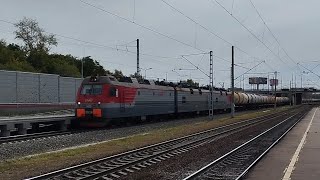 Электровоз 3ЭС5К-483 с небольшим наливным поездом проходит о. п. Швейная фабрика в Хабаровске