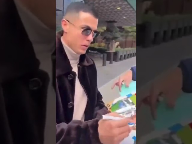 Vídeo relacionado con Foto firmada de Cristiano Ronaldo del Real Madrid enmarcada