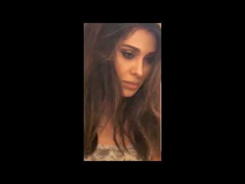 Belen Rodriguez si riprende davanti allo specchio