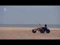 Met een vlieger in je hand, plankgas over het strand