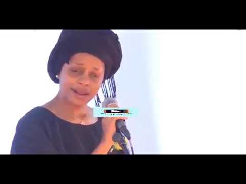 NANDY AMLILIA RUGE  ALIZA WATU ASHINDWA KUIMBA  KANISA ZIMA