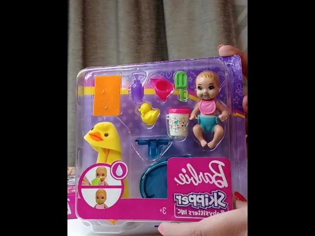 Vídeo relacionado con Barbie Skipper Babysitters Inc., Conjunto de Juego con muñeca Morena, bebé de Pelo Moreno, Trona y 8accesorios, incluida Comida, JJB44