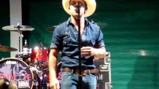 Justin Moore performing Outlaws like me