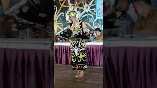 Download lagu Tarian Tunggal Putri Dayak Kenyah Lepoq Jalan Desa Lung Anai mp3