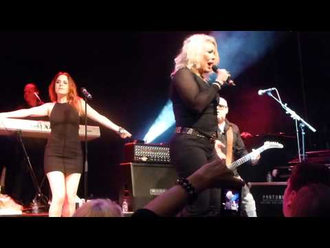 Kim Wilde..making a start with the guitarist and showing some Respect (Atak_Enschede-NL_2013)